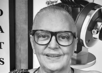 Ilka Pinheiro, uma das vozes mais marcantes da dublagem brasileira, morreu aos 86 anos no Rio de Janeiro. Relembre sua trajetória, personagens e legado no audiovisual.