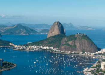 A Marinha mantém alerta de ressaca no Rio, com ondas de até 2,5 metros. Ciclovia Tim Maia é interditada, e previsão indica calor na sexta e sábado, com temporais no domingo.