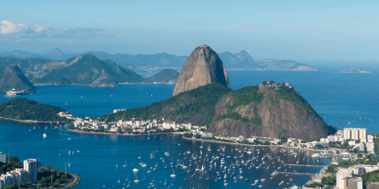 A Marinha mantém alerta de ressaca no Rio, com ondas de até 2,5 metros. Ciclovia Tim Maia é interditada, e previsão indica calor na sexta e sábado, com temporais no domingo.
