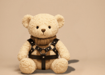 FoloToy suspende vendas do urso Kumma após testes indicarem que o brinquedo com IA GPT-4o gerava conversas sexuais e instruções arriscadas, reacendendo discussões sobre segurança de produtos infantis com inteligência artificial.