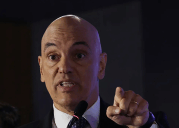A prisão preventiva de Jair Bolsonaro, determinada pelo STF e executada neste sábado, divide parlamentares: petistas defendem a medida como proteção à democracia, enquanto aliados classificam como perseguição política.