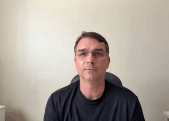 Flávio Bolsonaro rebate a versão de que Jair Bolsonaro planejava fugir, critica decisão de Alexandre de Moraes e alega motivação política na prisão por suposta violação da tornozeleira eletrônica.