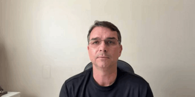 Flávio Bolsonaro rebate a versão de que Jair Bolsonaro planejava fugir, critica decisão de Alexandre de Moraes e alega motivação política na prisão por suposta violação da tornozeleira eletrônica.