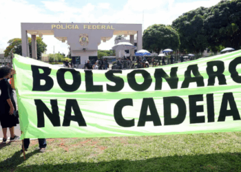 Jair Bolsonaro permanece em cela especial da Polícia Federal, em Brasília, após prisão preventiva determinada pelo ministro Alexandre de Moraes; STF analisará a legalidade da detenção na segunda-feira.