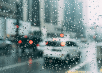 O Rio de Janeiro terá clima instável com chuvas intensas, ventos fortes e risco de granizo até terça-feira. Autoridades recomendam atenção redobrada e cuidados de segurança.