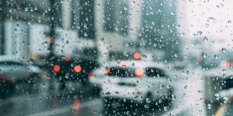 O Rio de Janeiro terá clima instável com chuvas intensas, ventos fortes e risco de granizo até terça-feira. Autoridades recomendam atenção redobrada e cuidados de segurança.