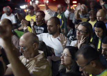 Centenas de apoiadores de Jair Bolsonaro se reuniram em Brasília em vigília liderada por Flávio Bolsonaro. Ex-presidente também tentou remover tornozeleira eletrônica na madrugada de sábado.