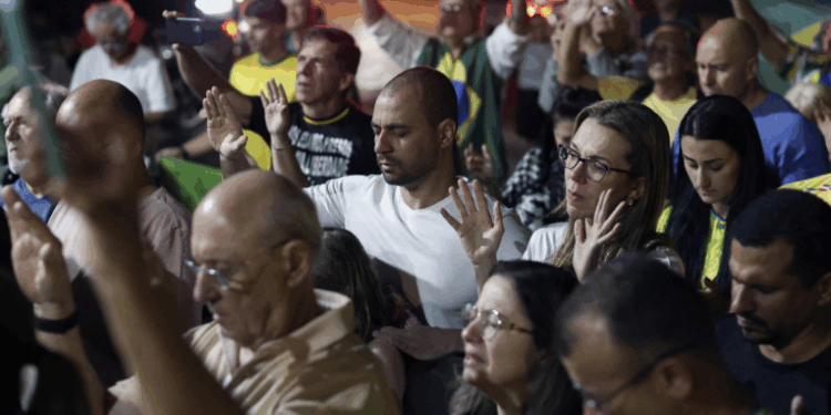 Centenas de apoiadores de Jair Bolsonaro se reuniram em Brasília em vigília liderada por Flávio Bolsonaro. Ex-presidente também tentou remover tornozeleira eletrônica na madrugada de sábado.