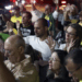 Centenas de apoiadores de Jair Bolsonaro se reuniram em Brasília em vigília liderada por Flávio Bolsonaro. Ex-presidente também tentou remover tornozeleira eletrônica na madrugada de sábado.