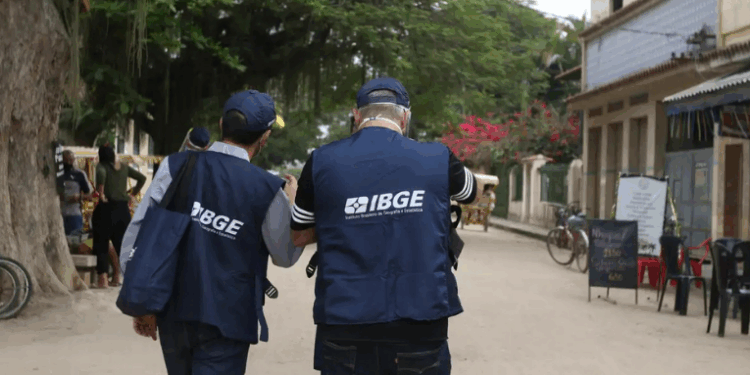 IBGE lança maior processo seletivo temporário de sua história, com 9.590 vagas e salários superiores a R$ 2,6 mil. Inscrições seguem até dezembro de 2025 no site da FGV.