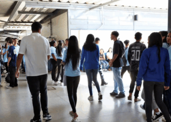 O MEC inicia pagamentos do programa Pé-de-Meia para alunos do ensino médio da rede pública. Saiba quem tem direito, o calendário de depósitos e como acompanhar pelo Caixa Tem e Jornada do Estudante.