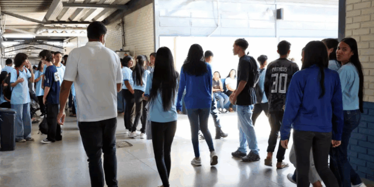 O MEC inicia pagamentos do programa Pé-de-Meia para alunos do ensino médio da rede pública. Saiba quem tem direito, o calendário de depósitos e como acompanhar pelo Caixa Tem e Jornada do Estudante.