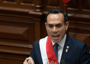 O presidente interino do Peru, José Jerí, declarou que estuda permitir a entrada na embaixada do México para cumprir prisão preventiva de Betssy Chávez, em meio a tensão diplomática com o país.
