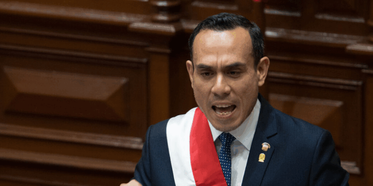 O presidente interino do Peru, José Jerí, declarou que estuda permitir a entrada na embaixada do México para cumprir prisão preventiva de Betssy Chávez, em meio a tensão diplomática com o país.