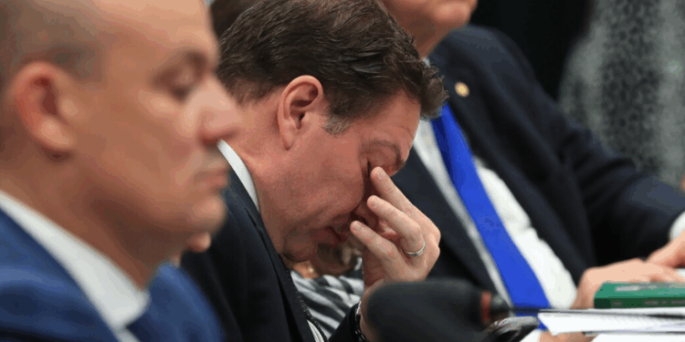 Meta descrição: Alexandre Ramagem, deputado federal do PL-RJ, está nos Estados Unidos após ser condenado a 16 anos de prisão por tentativa de golpe. Ele critica prisão preventiva de Bolsonaro e comenta uso da ABIN durante seu mandato.