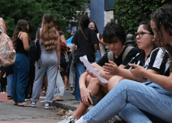 Tema da redação do Enem 2025 aborda envelhecimento; 3,5 milhões participaram do primeiro dia de provas