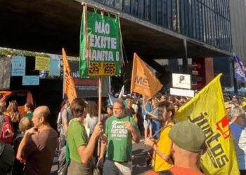 O Congresso vota vetos presidenciais à Lei Geral do Licenciamento Ambiental (PL 15.190/2025). Ambientalistas alertam que derrubar os vetos pode aumentar desmatamento, ameaçar povos tradicionais e fragilizar a política ambiental brasileira.