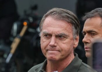 Alexandre de Moraes determina prisão preventiva de Jair Bolsonaro diante de risco iminente de fuga e agitação em Brasília