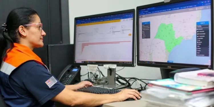 Ventos intensos no Sudeste: ciclone extratropical se afasta e causa estragos no Sul do Brasil