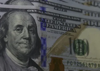 Dólar fecha em forte alta e mercado reage a tensões políticas após indicação de Messias ao STF