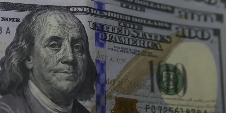 Dólar fecha em forte alta e mercado reage a tensões políticas após indicação de Messias ao STF