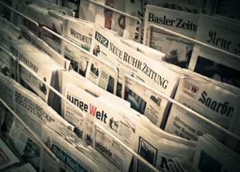Desertos de Notícias e o Colapso da Mídia Local nos EUA: A Mídia Impressa e Digital em Queda