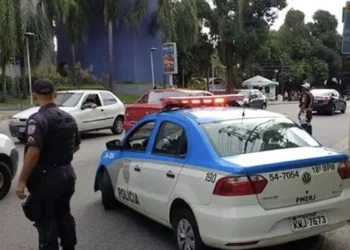 A Polícia Federal prendeu dois sargentos da PM-RJ suspeitos de fornecer informações sobre operações policiais a uma facção. A Operação Tredo cumpre 11 mandados e investiga corrupção, tráfico e homicídios.