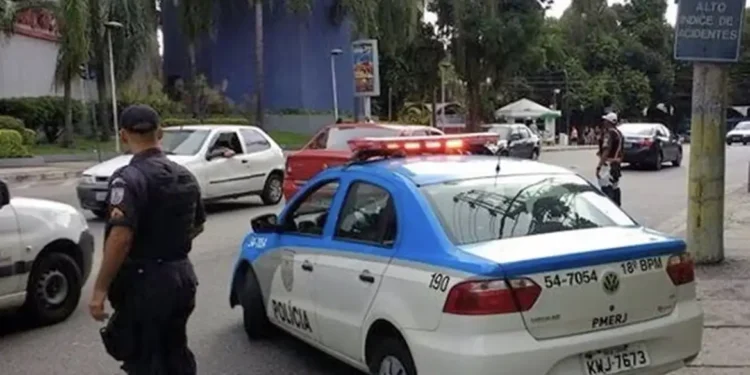 A Polícia Federal prendeu dois sargentos da PM-RJ suspeitos de fornecer informações sobre operações policiais a uma facção. A Operação Tredo cumpre 11 mandados e investiga corrupção, tráfico e homicídios.