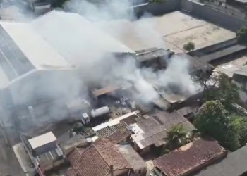Galpão pega fogo em Duque de Caxias e causa explosões no bairro Figueira