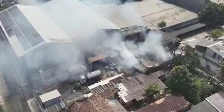 Galpão pega fogo em Duque de Caxias e causa explosões no bairro Figueira