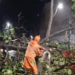 Chuva forte atingiu o Rio de Janeiro na madrugada deste sábado, causou quedas de árvores, postes e interdições parciais de vias. Prefeitura mantém alerta meteorológico.