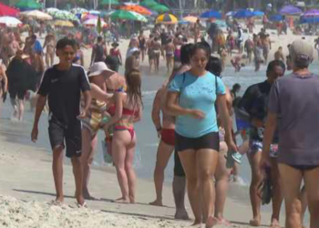 Natal de calor intenso leva multidões às praias da orla do Rio