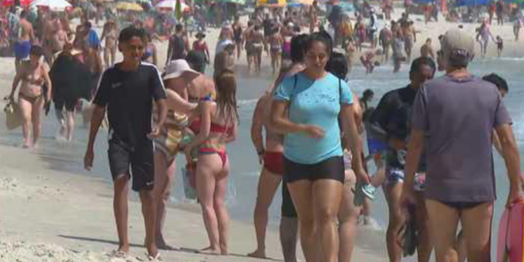 Natal de calor intenso leva multidões às praias da orla do Rio