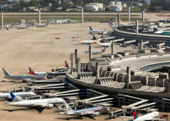 A Anac aprovou o edital para repactuação da concessão do Aeroporto Internacional do Rio/Galeão. Leilão está marcado para março de 2026, com lance mínimo de R$ 932 milhões.