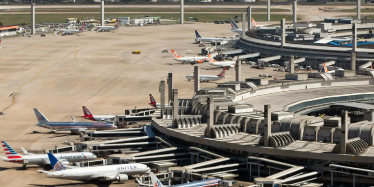A Anac aprovou o edital para repactuação da concessão do Aeroporto Internacional do Rio/Galeão. Leilão está marcado para março de 2026, com lance mínimo de R$ 932 milhões.