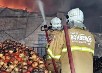 Incêndio atinge o Ceasa de Irajá, destrói 28 lojas e mobiliza mais de 100 bombeiros; pavilhões são interditados e prejuízos ainda são avaliados.