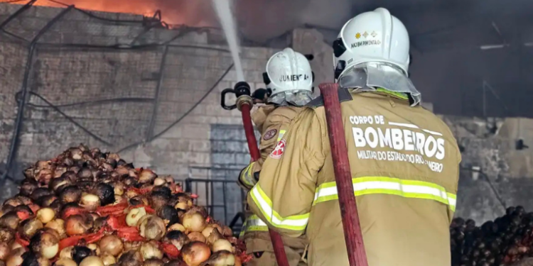 Incêndio atinge o Ceasa de Irajá, destrói 28 lojas e mobiliza mais de 100 bombeiros; pavilhões são interditados e prejuízos ainda são avaliados.