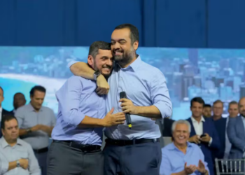 Cláudio Castro evita comentar a prisão de Rodrigo Bacellar durante evento no Rio e diz que seu posicionamento está na nota oficial. PF investiga vazamento de informações da Operação Zargun pelo presidente da Alerj.