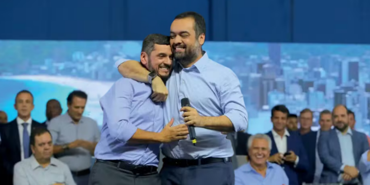 Cláudio Castro evita comentar a prisão de Rodrigo Bacellar durante evento no Rio e diz que seu posicionamento está na nota oficial. PF investiga vazamento de informações da Operação Zargun pelo presidente da Alerj.