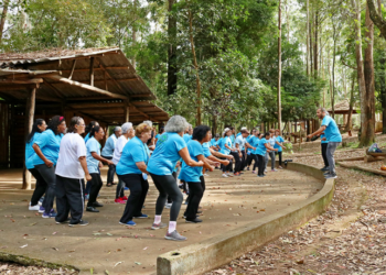 Idosos participam de sessão de capoterapia, atividade física inspirada na capoeira, promovida por programas de assistência social no Piauí.