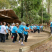 Idosos participam de sessão de capoterapia, atividade física inspirada na capoeira, promovida por programas de assistência social no Piauí.