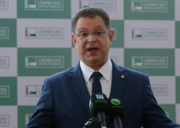 Após ação da PF, Sóstenes Cavalcante atribui R$ 400 mil apreendidos à venda de imóvel