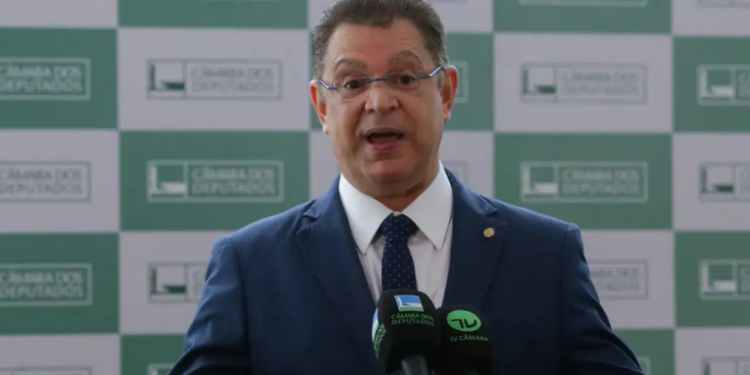 Após ação da PF, Sóstenes Cavalcante atribui R$ 400 mil apreendidos à venda de imóvel