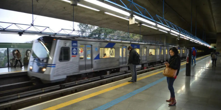 Metrô de São Paulo inicia operação ininterrupta aos fins de semana em quatro linhas. Circulação começa na madrugada deste sábado em projeto piloto válido até fevereiro de 2026.