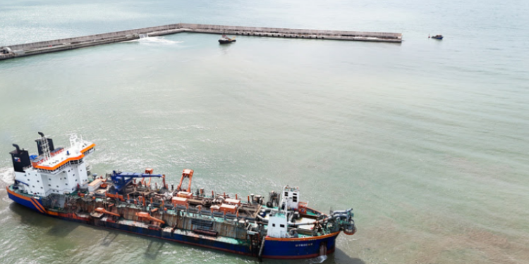 Porto do Açu e Van Oord iniciam parceria inédita de dragagem com diesel verde no Brasil