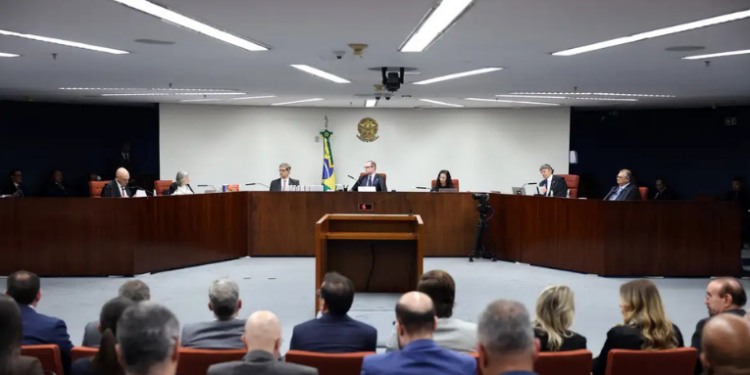 Tribunal ordena comprovação médica de Augusto Heleno em processo judicial