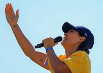 Michelle Bolsonaro declara apoio à pré-candidatura de Flávio Bolsonaro à Presidência em 2026, em meio a conflitos familiares e movimentações do PL.