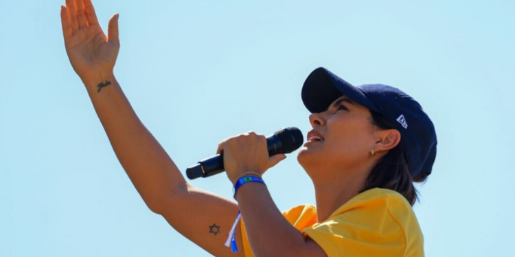 Michelle Bolsonaro declara apoio à pré-candidatura de Flávio Bolsonaro à Presidência em 2026, em meio a conflitos familiares e movimentações do PL.