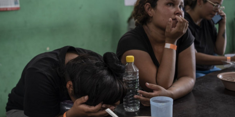 Migrantes deportados enfrentam falta de apoio e longas esperas para recomeçar no México