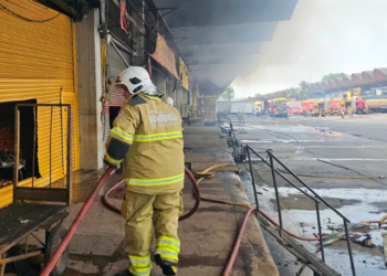 Fogo destrói pavilhão da Ceasa no Rio e mobiliza grande operação